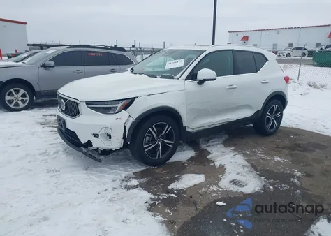 2024 Volvo Xc40 B5 Core Bright Theme/B5 Core Dark Theme z USA, uszkodzony, nr VIN YV4L12UK8R2342442